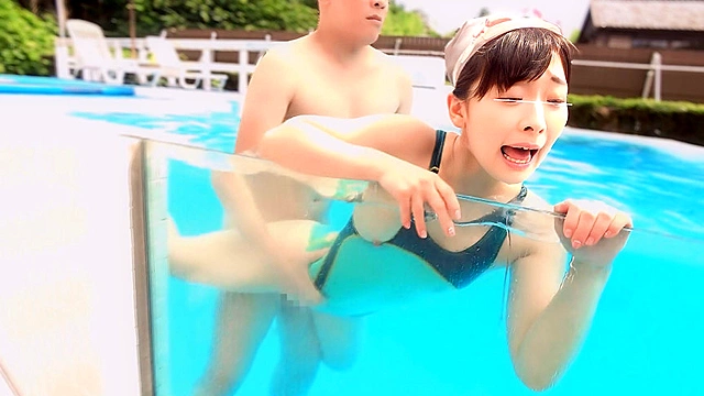 【超密着！】夏休みのセクハラ水泳教室！水着の隙間からスルっと生挿入実習！「先生！わたしもう一人でイケますから！！」「ダメだ！先生が最後（射精）まで見届けるぞ！」～ひと夏の想い出～