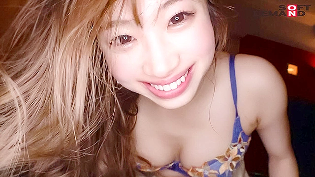 CA（キャビンアテンダント）で働く関西弁の結衣さんは、Mおじさんを焦らしまくって、痴女りまくり。‘ルーインドオーガズム’で何度も射精させています 加藤結衣