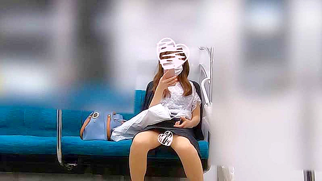 【座りデルタ】油断しまくりOLの対面パンチラ！電車内まで追跡しての美脚撮影もあり♪