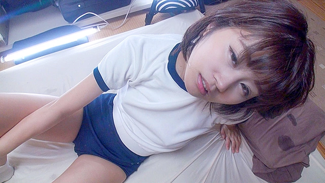 むちむちデカ尻 神ブルマ ロ○美少女やぽっちゃり娘にピチピチブルマ＆体操着を着せ、ハミパン、ムレムレワレメを毛穴まで見えるほどの超ドアップ接写！さらに尻コキ、着衣お漏らし放尿やブルマぶっかけ等ブルマ好きに送る完全着衣フェチAV