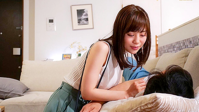 路上で倒れたボクを介抱してくれた人妻薬剤師が部屋を訪ねてくるようになり気づいたら勃起薬を盛られ何度もイカされていた… 天宮花南