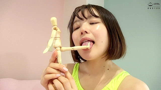 大人気女優 宮沢ちはるチャンの人形舐め＆濃厚な唾観察プレイ！