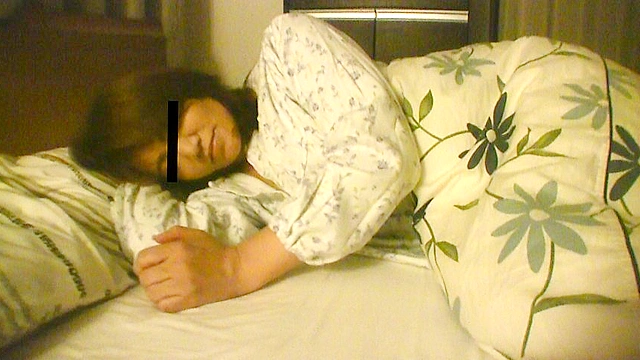 堅物な家内を騙して寝取り工作をした2日間密着隠し撮り映像 1日目 自宅にて妻を酔わせて友人に…
