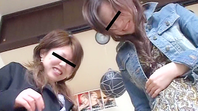 初めてのブーツ食べ物踏み潰しでウケまくりハジけた女子大生二人