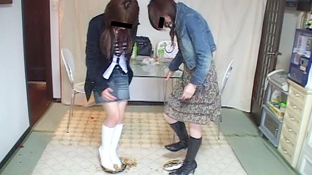 初めてのブーツ食べ物踏み潰しでウケまくりハジけた女子大生二人