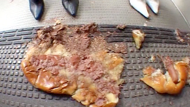 初めてのブーツ食べ物踏み潰しでウケまくりハジけた女子大生二人