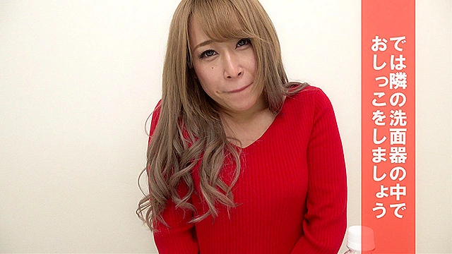 パンティのままでおしっこしてね…と言われてガマンできませんでした  成海さやか