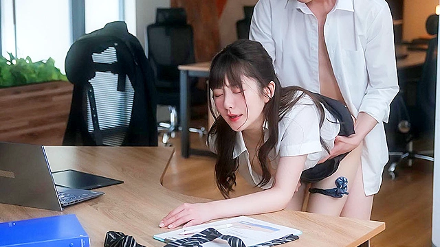 ゲリラ豪雨の夜に憧れの女上司と会社で2人きり…帰れなくなった僕らは朝までSEXしまくった 青空ひかり