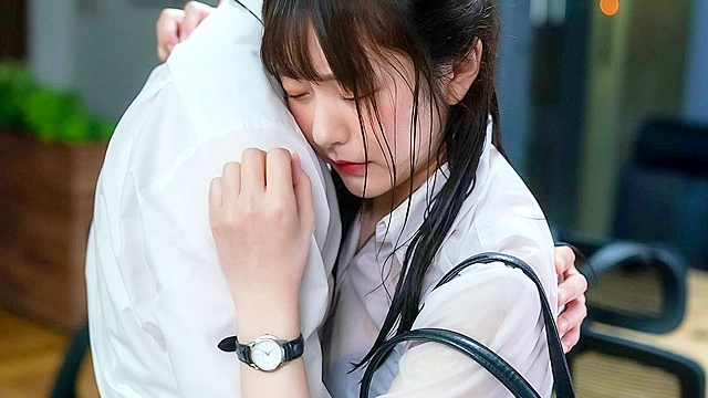 ゲリラ豪雨の夜に憧れの女上司と会社で2人きり…帰れなくなった僕らは朝までSEXしまくった 青空ひかり