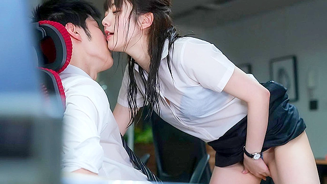 ゲリラ豪雨の夜に憧れの女上司と会社で2人きり…帰れなくなった僕らは朝までSEXしまくった 青空ひかり