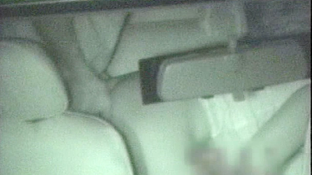 車内で触れ合う二人の距離は0cm。3