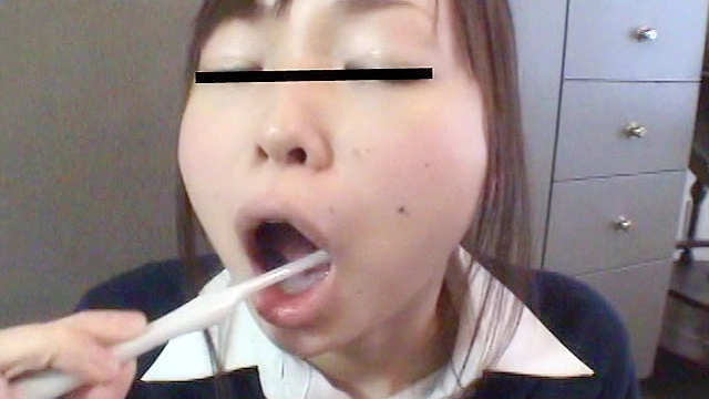 素人投稿 飲尿娘 望19歳OL