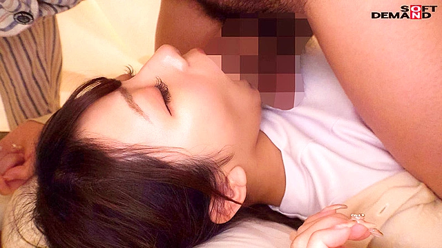 【妻子ある医師との不倫動画をネタに脅された美人ナース】シーツの中の密着ねっとり奥突きピストンでドクドク中出し精子が結合部からあふれ出す