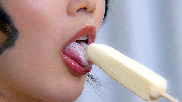 ネットリ絡みつく粘着フェラでご近所肉棒を総舐めするお節介奥様かんなさん
