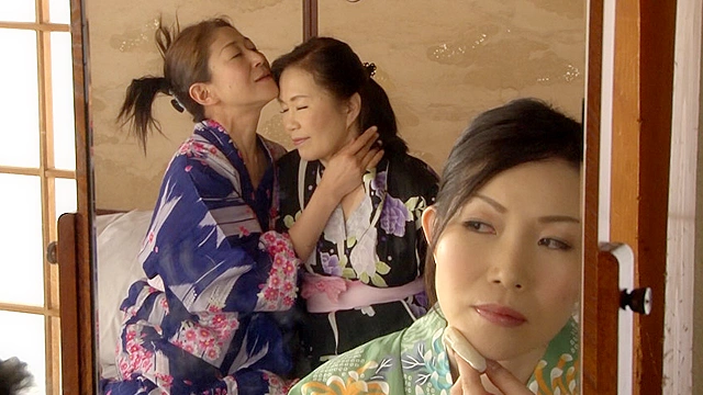 熟女レズ 三人交尾 【伊勢・志摩にて】