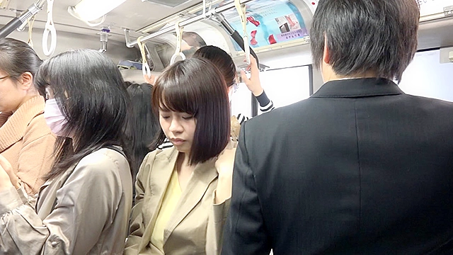 通勤バスはギュウギュウの満員で目の前には黒パンストのOLだらけ！どうしようもなく興奮しちゃった僕は生チ○コ擦りつけたら握り返してきた8