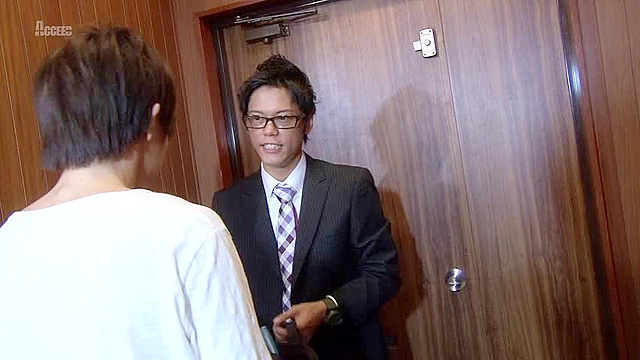 訪問販売のお兄さんに襲われて無理矢理筆卸しさせられちゃった！！