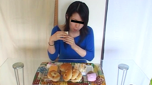 超美人大生の足の疲れを取るご褒美はパンプスとサンダルでの踏み潰し
