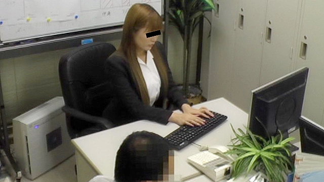 激しくオナニーしている最中に「お手伝いしましょうか？」と突然乱入したら、動揺して困った顔を浮かべるが、欲求不満のおま○こは嘘をつけず… 6時間