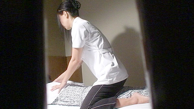 出張マッサージ美熟女はビン勃ちチ○ポを拒んでいても内心は期待してる！！