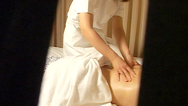 出張マッサージ美熟女はビン勃ちチ○ポを拒んでいても内心は期待してる！！