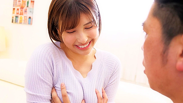 「初めての相手が私でいいならエッチしましょ」父が再婚した義母は若くて超美人！童貞の僕は毎日気になって仕方ない！ある日義母の下着をオカズにオナニーしていたのがバレたけど怒るどころか優しく筆おろししてくれました！ 若宮はずき