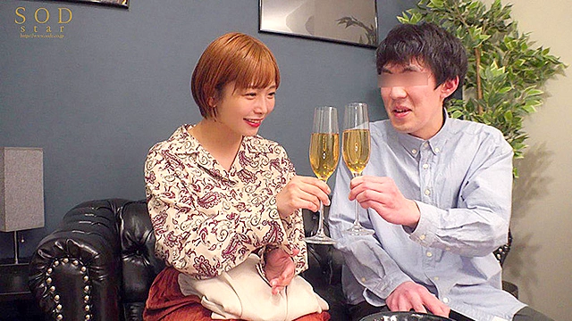 紗倉まなが女性慣れしていない童貞くんの家を訪れ優しくエッチにリードしちゃいました！
