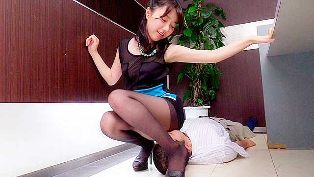 脱ぎたて黒ストッキングで竿を垂直に固定してノーハンドでしゃぶられ続けるフェラチオ