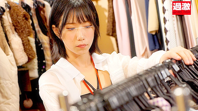 接客中に顔を紅潮させながら感じまくるバイト娘15 古着屋の敏感娘