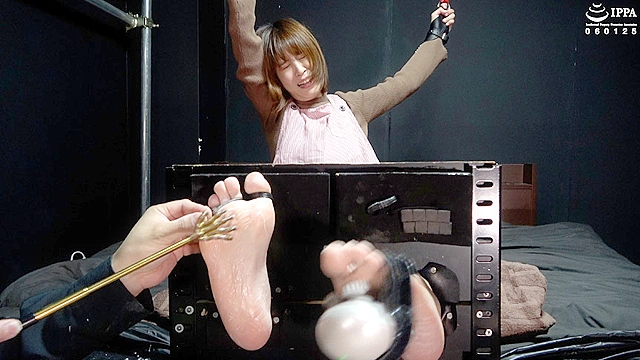 超くすぐったがりで足指がくねくね動くママさんへ足枷拘束くすぐり