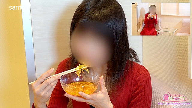 おしっこで作ったラーメン食べた後はザーメン歯磨き！ 激痩せ娘を贅沢2カメ編集で！