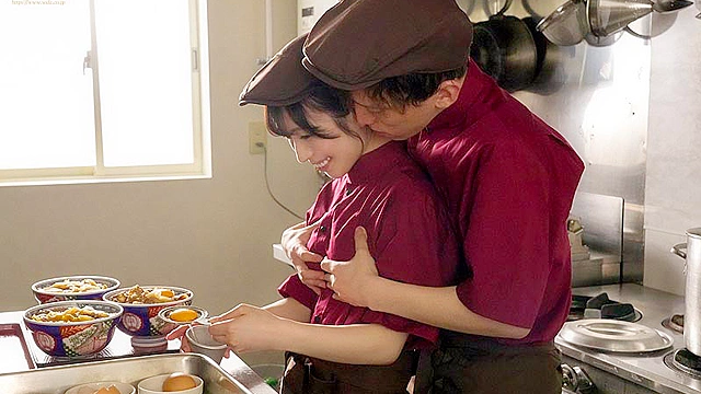 隠れ美人の牛丼チェーン店で働くパート主婦が学生バイトと避妊具なしでネチョベロ不倫中出し 小湊よつ葉