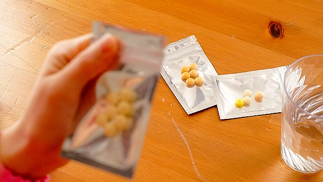 訪問販売員から入手した怪しげな媚薬で精神崩壊して廃人になった巨乳妻 ／ 新村あかり