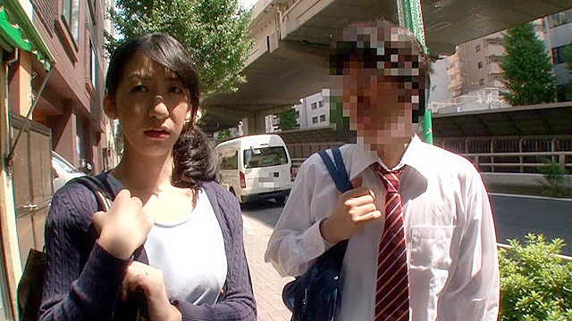近親相姦！！母親がオクテの息子と2人っきりでAV鑑賞