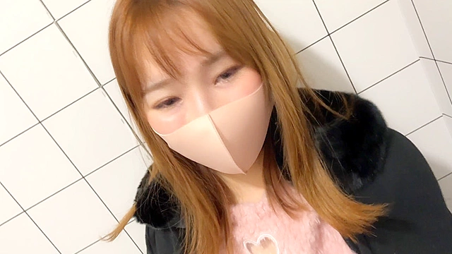 アイドル級のパパ活女子が公園トイレでFカップを揉まれながら手コキ
