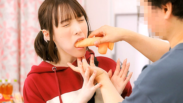 無茶振り！イタズラ！初々しい新人女ADに撮影現場の洗礼！監督の立場を利用して激ピスSEXに持ち込んだら自ら腰をクネクネ振ってイキまくっちゃう！