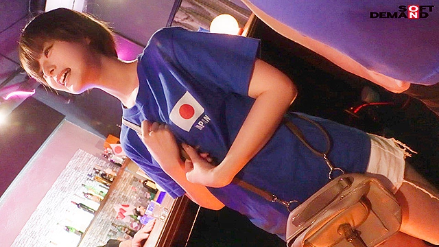 代表戦の日はスポーツバーで盛り上がってるサポーター女子にノリと勢いとお酒のチカラに任せて生挿入！ドサクサにまぎれて合計3名に大量中出ししちゃいました。。。