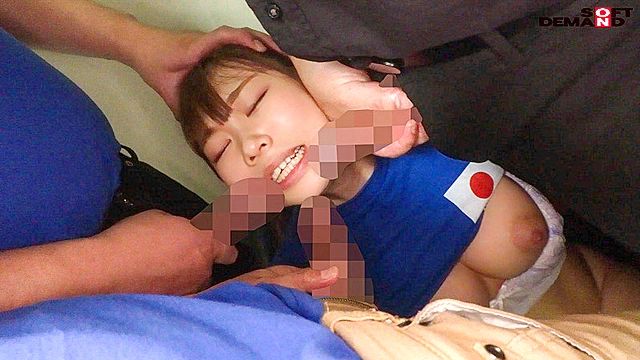 代表戦の日はスポーツバーで盛り上がってるサポーター女子にノリと勢いとお酒のチカラに任せて生挿入！ドサクサにまぎれて合計3名に大量中出ししちゃいました。。。