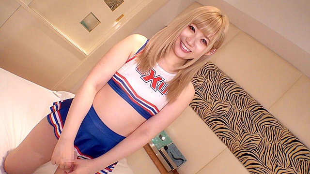 金髪美尻ギャルと濃厚イチャラブセックス！チアガールコスプレでセクハラプレイ！生ハメ2SEX収録