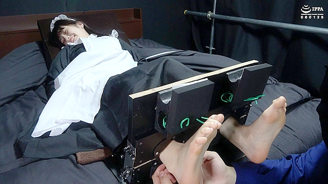 「勤務（5） メイドさんの足を徹底くすぐり！ 拘束されてくすぐられると気持ちよくなっちゃう！？」