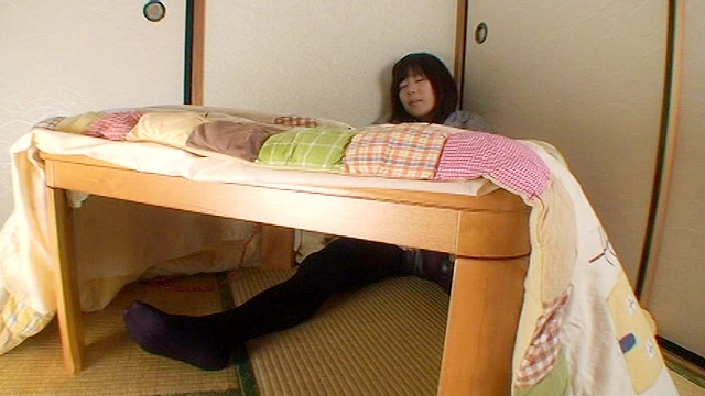 黒タイツこたつDE足コキ＆オナニー：まりな＆くるみ編～黒タイツのまりな＆くるみちゃんにこたつで足コキしてもらいました～