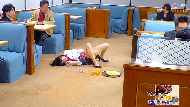 羞恥！美少女完全淫乱メス化ビッグバンローター電圧85倍！電マ以上に強力な振動で容赦無く野外失禁させる爆弾ローターをキツマンに挿入されアルバイトするファミレス娘～ゆうき編～