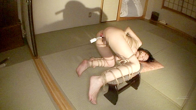 匂いたつ忍ぶ熟女の縛り汁 黒谷凌子