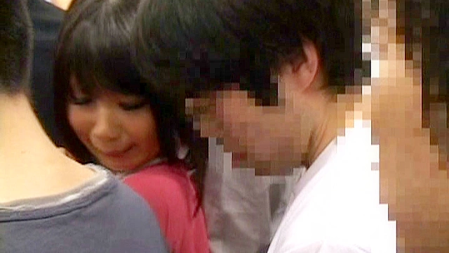 満員電車でデカ尻が丸出しになり直せない美女に「スカート下げてもらえませんか…」と言われたら