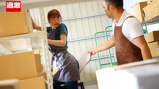倉庫勤務中でも拒めずやらせてくれる地味巨乳パート妻は騎乗位になると物凄いこねくり腰で中出しをせまるエロ狂いに豹変