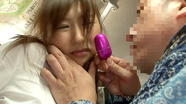 痴○師に無理やり挿れられたリモバイが取れず痙攣イキしてしまうタイトスカートの女