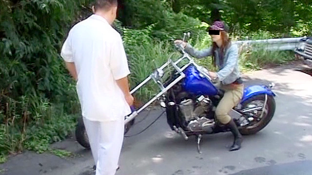 生意気男の愛用バイクとブーツで徹底的に懲らしめるバイカー女王様