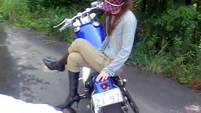 生意気男の愛用バイクとブーツで徹底的に懲らしめるバイカー女王様