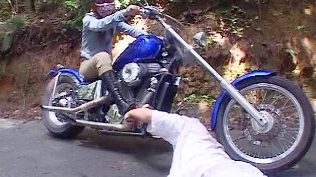 生意気男の愛用バイクとブーツで徹底的に懲らしめるバイカー女王様