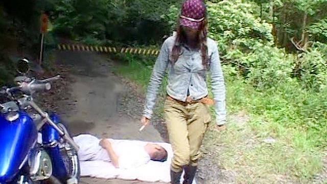生意気男の愛用バイクとブーツで徹底的に懲らしめるバイカー女王様